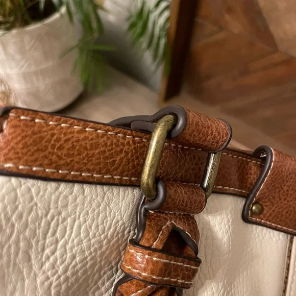 BOC White pebbled leather accented with light brown leather - Picture 6 of 13